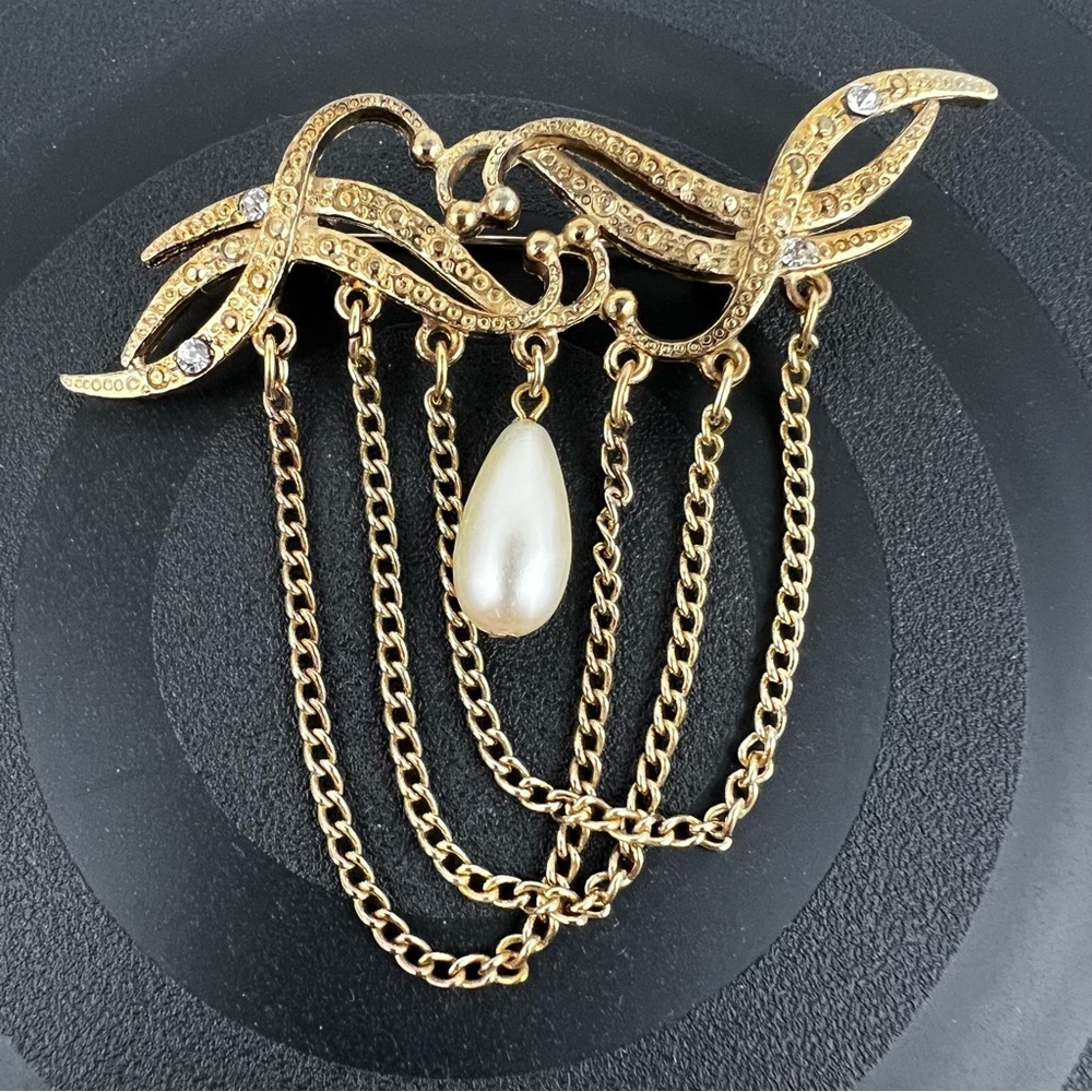 Vintage Gold Tone Brooch w/ Faux Pearl